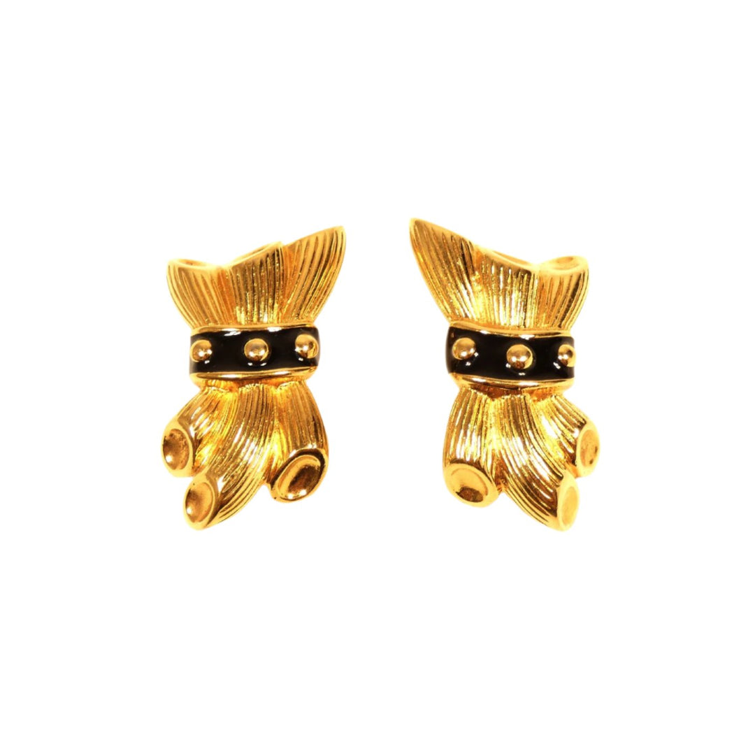 A white cat with blue eyes chasing a bird | Stable Diffusion Online, image size:1080x1058